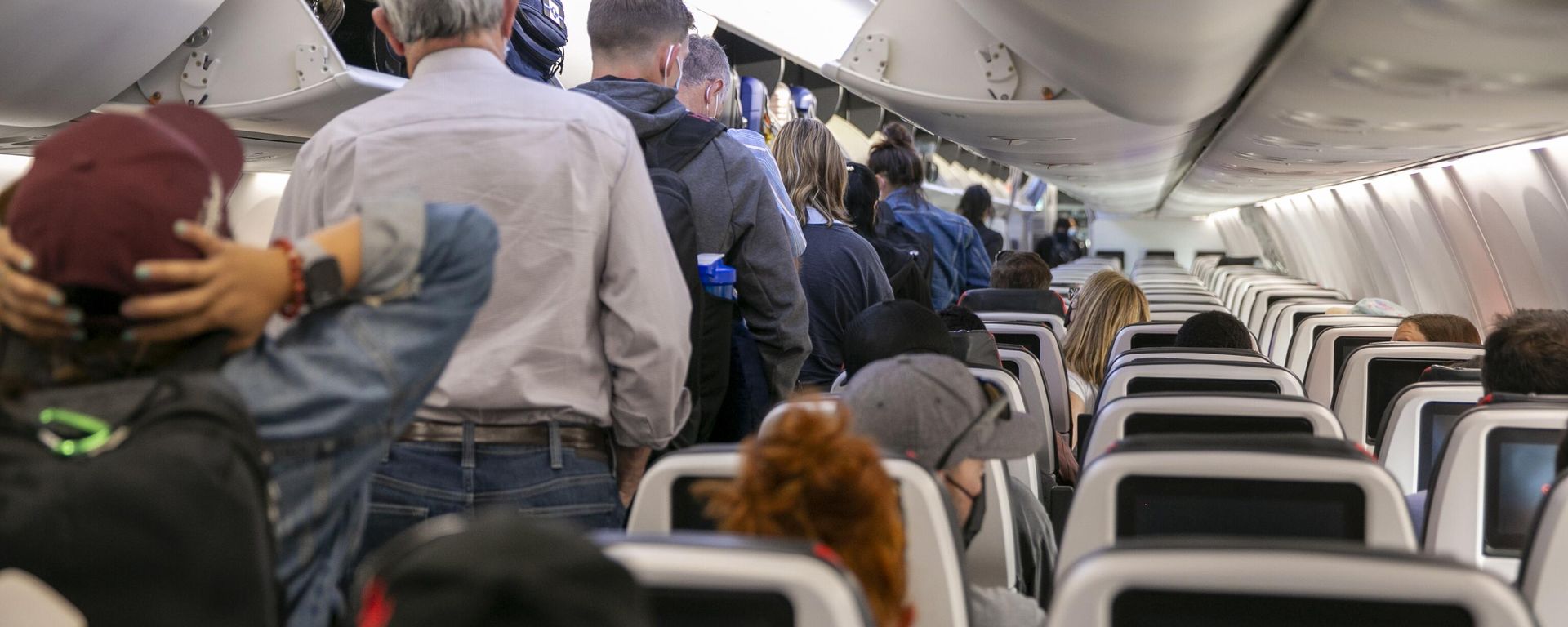 People exit a Boeing 737 MAX plane operated by Air Canada after a flight at Toronto Pearson International Airport in Mississauga, Ontario, Canada, on Wednesday, July 27, 2022. People exit a Boeing 737 MAX plane operated by Air Canada after a flight at Toronto Pearson International Airport in Mississauga, Ontario, Canada, on Wednesday, July 27, 2022. - Sputnik International, 1920, 29.12.2023