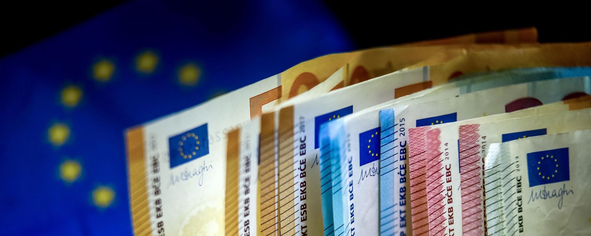 Euro banknotes are displayed next to an European Union flag, in Lille, on March 22, 2019. Euro banknotes are displayed next to an European Union flag, in Lille, on March 22, 2019. - Sputnik International, 1920, 29.12.2023