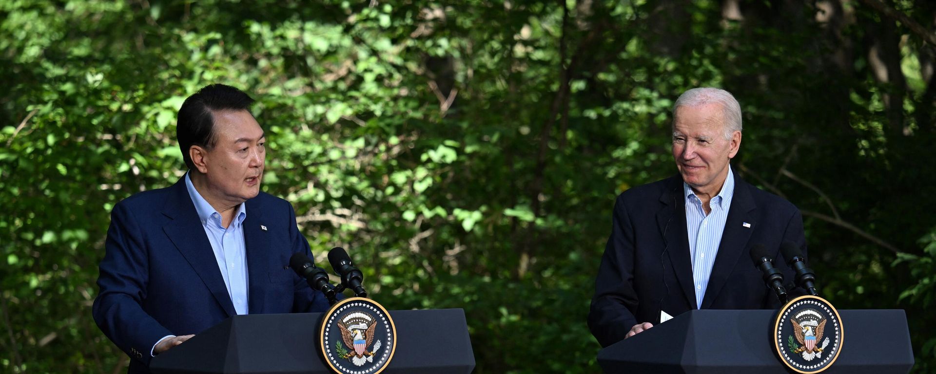 US President Joe Biden (R) listens to South Korean President Yoon Suk-yeol speak during a press conference at the Camp David Trilateral Summit, at Camp David in Maryland on August 18, 2023. US President Joe Biden (R) listens to South Korean President Yoon Suk-yeol speak during a press conference at the Camp David Trilateral Summit, at Camp David in Maryland on August 18, 2023. - Sputnik International, 1920, 29.12.2023