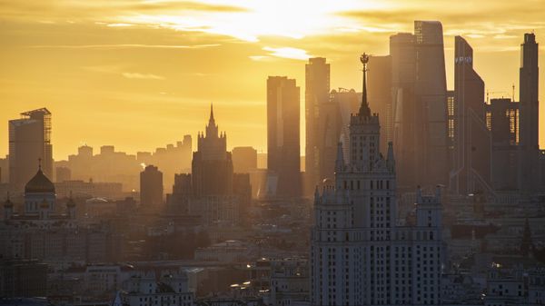 A view shows the Christ the Saviour Cathedral, Russian Foreign Ministry headquarters, a Soviet era high-rise building on Kotelnicheskaya Embankment and the skyscrapers of the Moscow International Business Centre, also known as Moskva-City, during sunset in Moscow, Russia. - Sputnik International