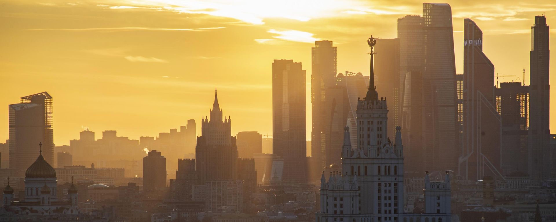 A view shows the Christ the Saviour Cathedral, Russian Foreign Ministry headquarters, a Soviet era high-rise building on Kotelnicheskaya Embankment and the skyscrapers of the Moscow International Business Centre, also known as Moskva-City, during sunset in Moscow, Russia. - Sputnik International, 1920, 06.10.2025