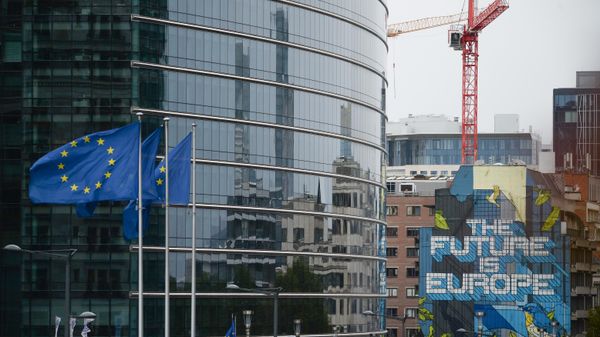 European Union flags flutter outside the EU Commission headquarters in Brussels, Belgium. - Sputnik International