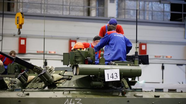 Russian manufacturers produce military equipment during President Putin's visit to Tula military factory. File photo. - Sputnik International