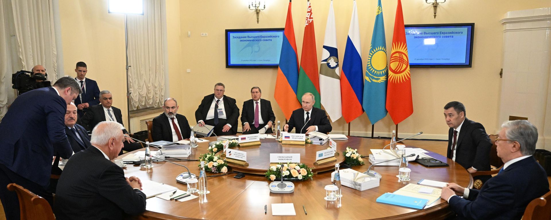 Russian President Vladimir Putin attends a meeting with participants of the Supreme Eurasian Economic Council in St. Petersburg, Russia. - Sputnik International, 1920, 01.06.2026