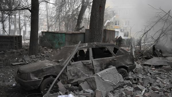 A burnt car is seen at a site of a shopping pavilion destroyed by shelling from Ukrainian troops, as Russia's military operation in Ukraine continues, in the Kalininsky district of Donetsk, the Donetsk People's Republic, Russia - Sputnik International