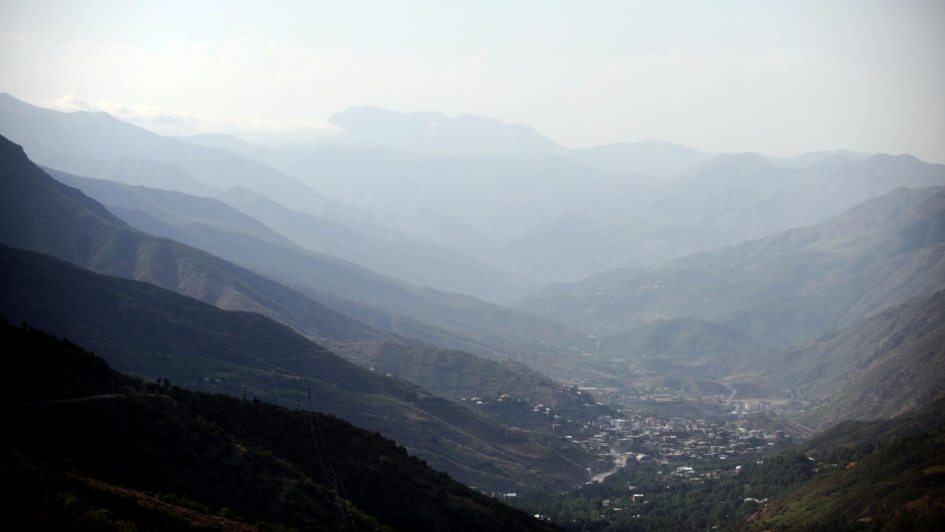 This picture taken on June 26, 2012 shows the center of Turkey's Semdinli district in Hakari province surrounded by mountains in Iran (R) and Iraq (L) known as the Devils triangle - Sputnik International, 1920, 18.01.2024