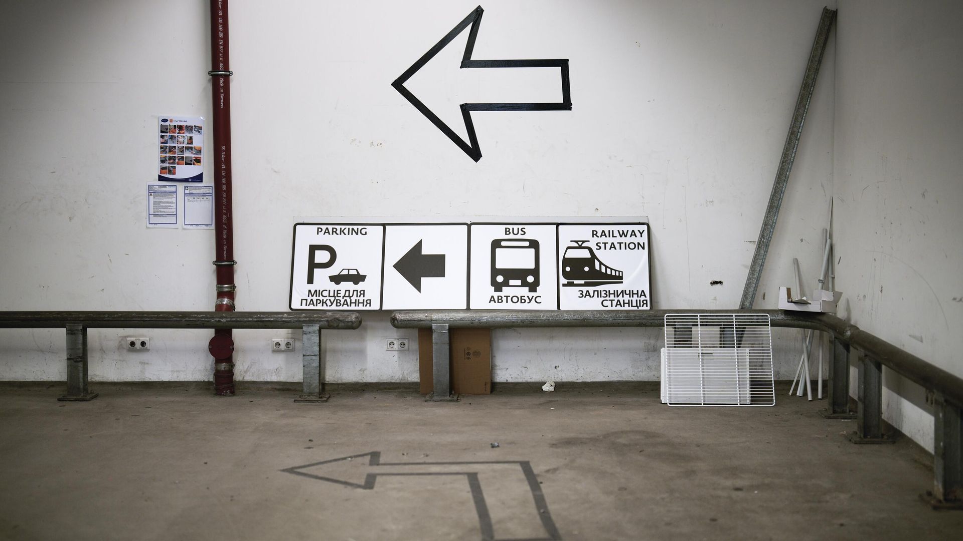Signs in Ukrainian show the direction to parking and public transport inside the temporary refugee shelter at the former airport Tegel in Berlin, Germany, Wednesday, Nov. 9, 2022. - Sputnik International, 1920, 01.01.2024