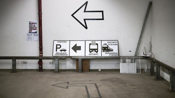 Signs in Ukrainian show the direction to parking and public transport inside the temporary refugee shelter at the former airport Tegel in Berlin, Germany, Wednesday, Nov. 9, 2022. - Sputnik International