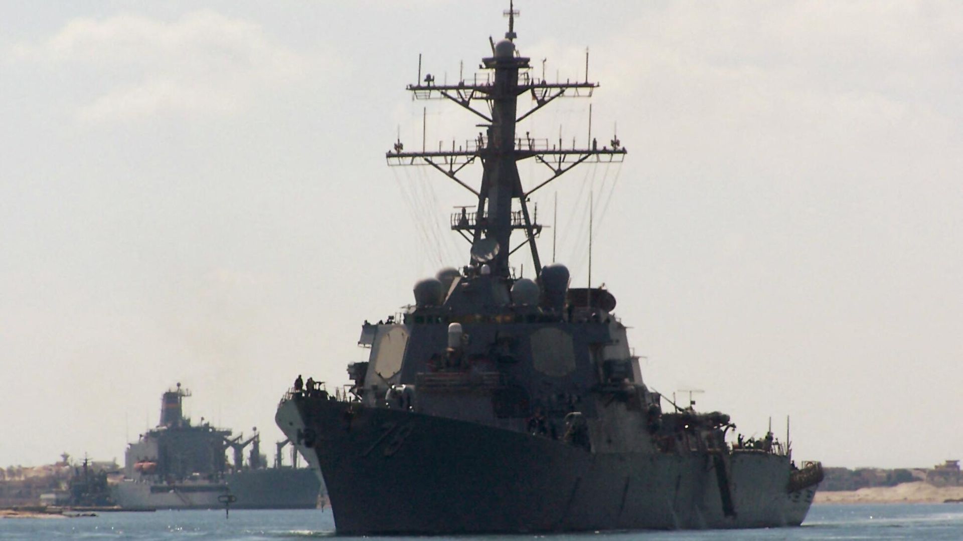 A picture taken on October 12, 2012 from the Egyptian port of Ismalia, 120 kilometers northeast of Cairo, shows US army destroyer USS Porter crossing the Suez Canal.  - Sputnik International, 1920, 28.01.2024