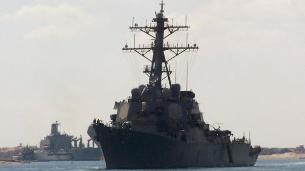 A picture taken on October 12, 2012 from the Egyptian port of Ismalia, 120 kilometers northeast of Cairo, shows US army destroyer USS Porter crossing the Suez Canal.  - Sputnik International