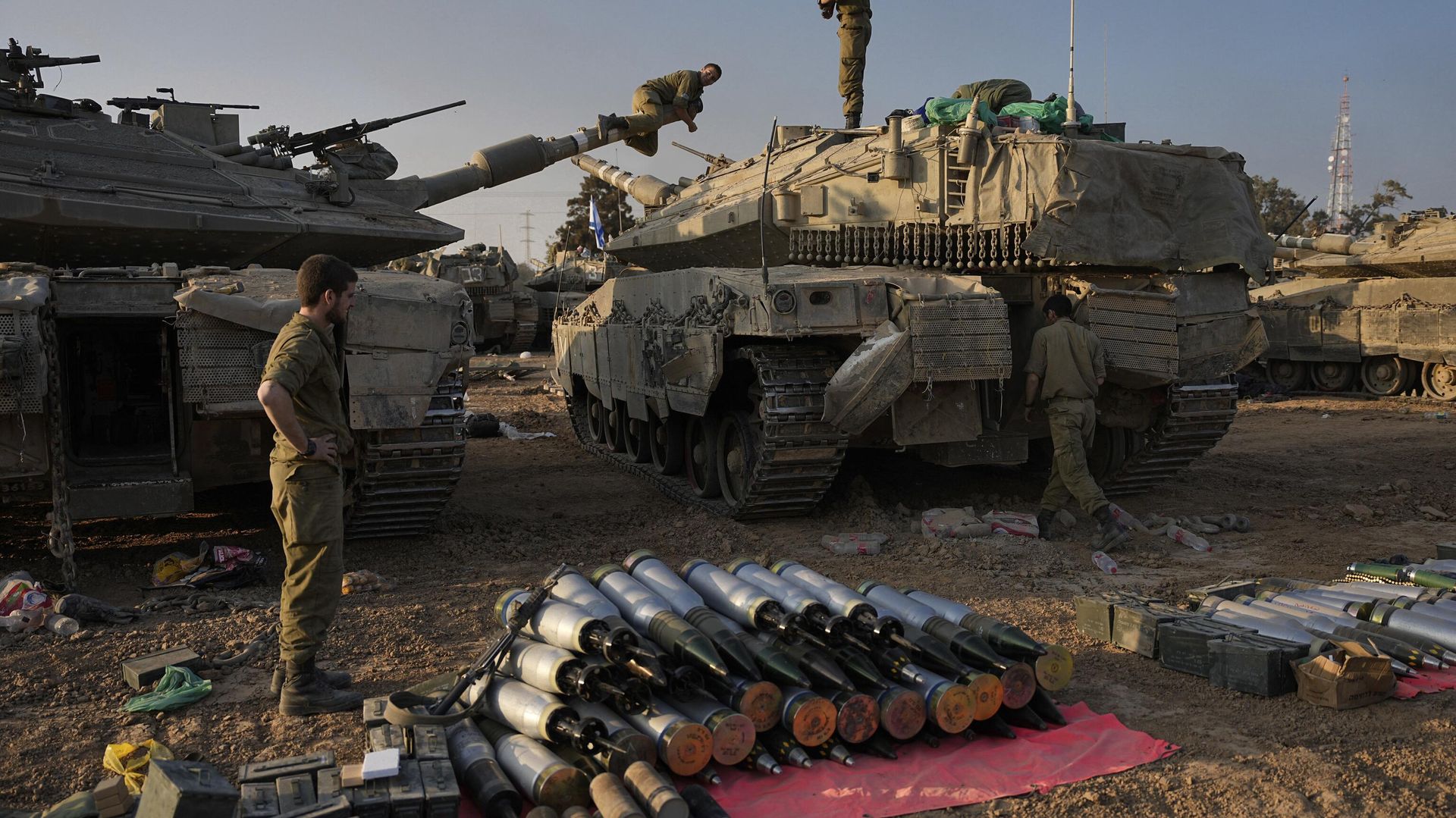 Israeli soldiers load shells onto a tank at a staging area in southern Israel near the border with Gaza on Sunday, Dec. 31, 2023. - Sputnik International, 1920, 11.05.2024