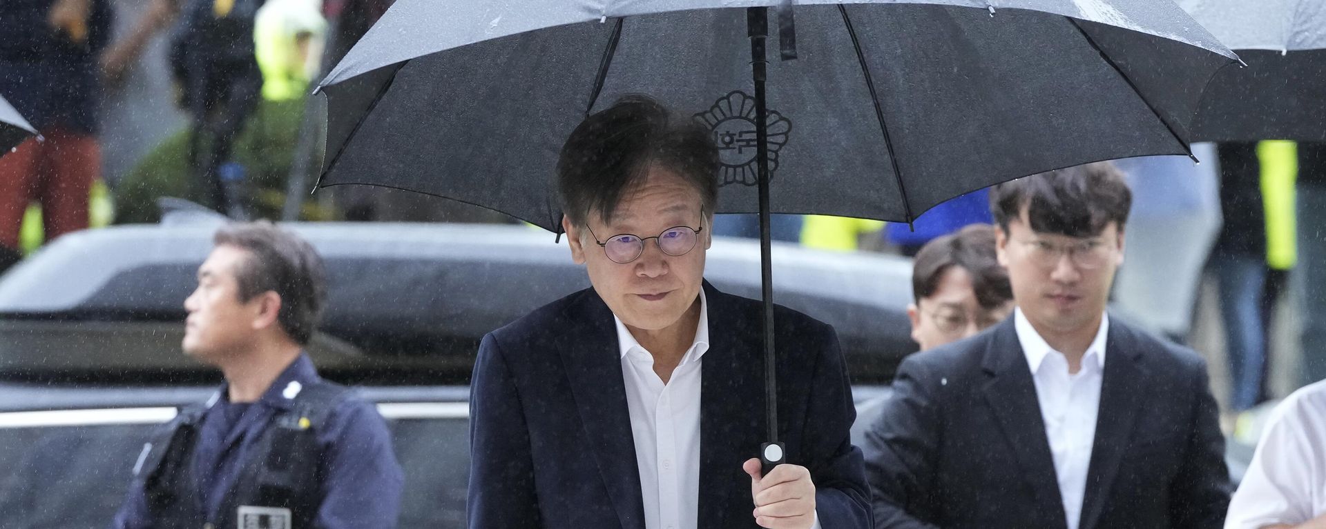 South Korea's main opposition Democratic Party leader Lee Jae-myung, center, arrives to attend a hearing on his arrest warrant on corruption charges at the Seoul Central District Court in Seoul, South Korea, Tuesday, Sept. 26, 2023. South Korea's main opposition Democratic Party leader Lee Jae-myung, center, arrives to attend a hearing on his arrest warrant on corruption charges at the Seoul Central District Court in Seoul, South Korea, Tuesday, Sept. 26, 2023. - Sputnik International, 1920, 02.01.2024