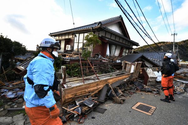 Firefighters inspect collapsed wooden houses. - Sputnik International