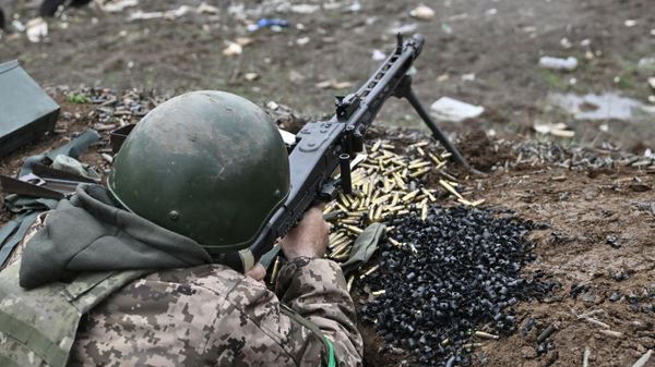 A Ukrainian serviceman aims with a machinegun as he attends a training exercise in the Ukrainian-occupied portion of Donetsk region. File photo. - Sputnik International