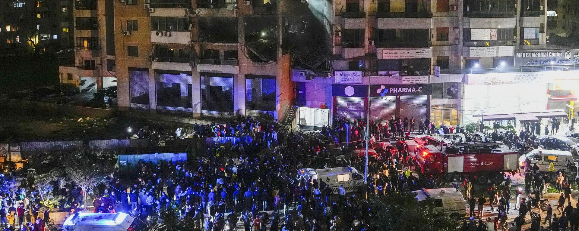 People search for survivors following a massive explosion in the southern suburb of Beirut, Lebanon, Tuesday, Jan. 2, 2024. (AP Photo/Hassan Ammar) - Sputnik International, 1920, 03.01.2024
