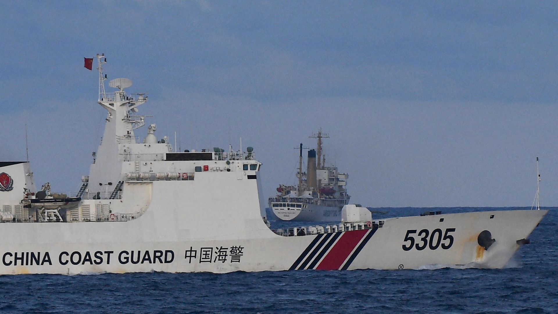 A Chinese Coast Guard ship sails near a Philippine vessel (C) that was part of a convoy of civilian boats in the disputed South China Sea on December 10, 2023. A Chinese Coast Guard ship sails near a Philippine vessel (C) that was part of a convoy of civilian boats in the disputed South China Sea on December 10, 2023. - Sputnik International, 1920, 16.01.2024