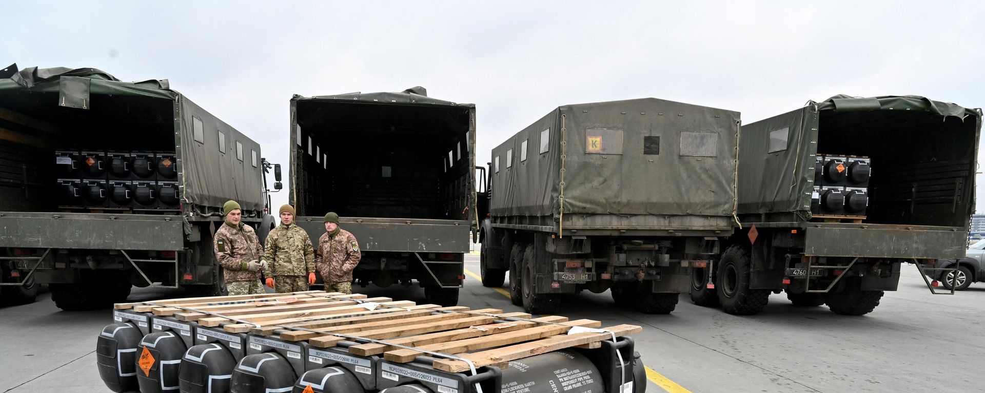 Ukrainian servicemen are at work to receive the delivery of FGM-148 Javelins, American man-portable anti-tank missile provided by US to Ukraine as part of a military support, at Kiev's airport Borispol on February 11, 2022. - Sputnik International, 1920, 04.01.2024