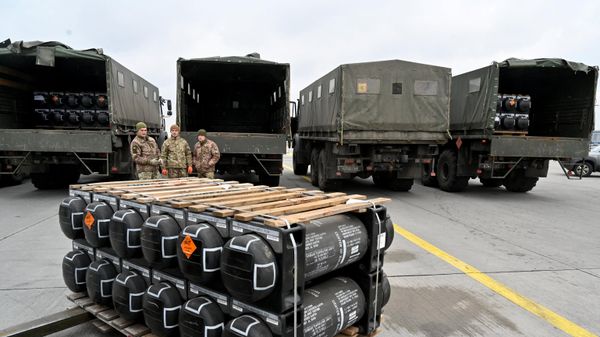 Ukrainian servicemen are at work to receive the delivery of FGM-148 Javelins, American man-portable anti-tank missile provided by US to Ukraine as part of a military support, at Kiev's airport Borispol on February 11, 2022. - Sputnik International