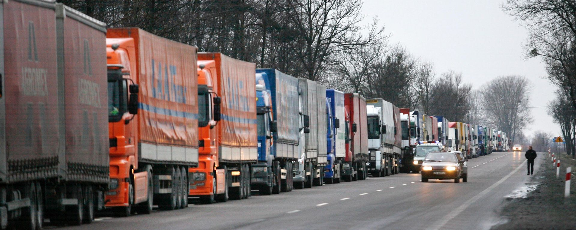 A line of loaded trucks  - Sputnik International, 1920, 05.01.2024
