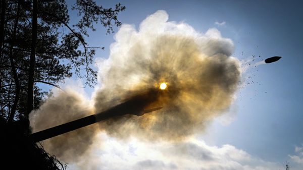 A Russian serviceman of the Central Military District fires a D-30 howitzer towards Ukrainian positions - Sputnik International