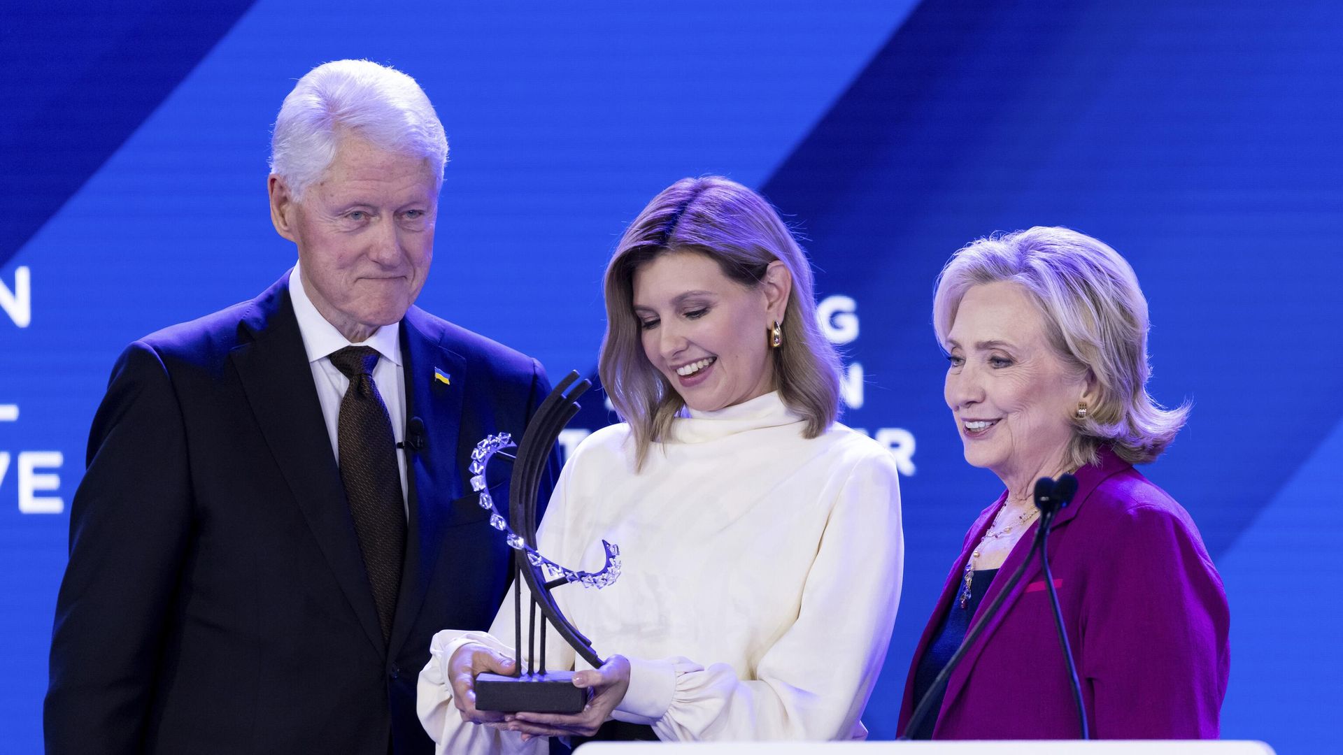 Ukraine's first lady Olena Zelenska accepts the Clinton Global Citizen Award from Bill and Hillary Clinton during the Clinton Global Initiative, Tuesday, Sept. 19, 2023 in New York Ukraine's first lady Olena Zelenska accepts the Clinton Global Citizen Award from Bill and Hillary Clinton during the Clinton Global Initiative, Tuesday, Sept. 19, 2023 in New York - Sputnik International, 1920, 06.01.2024