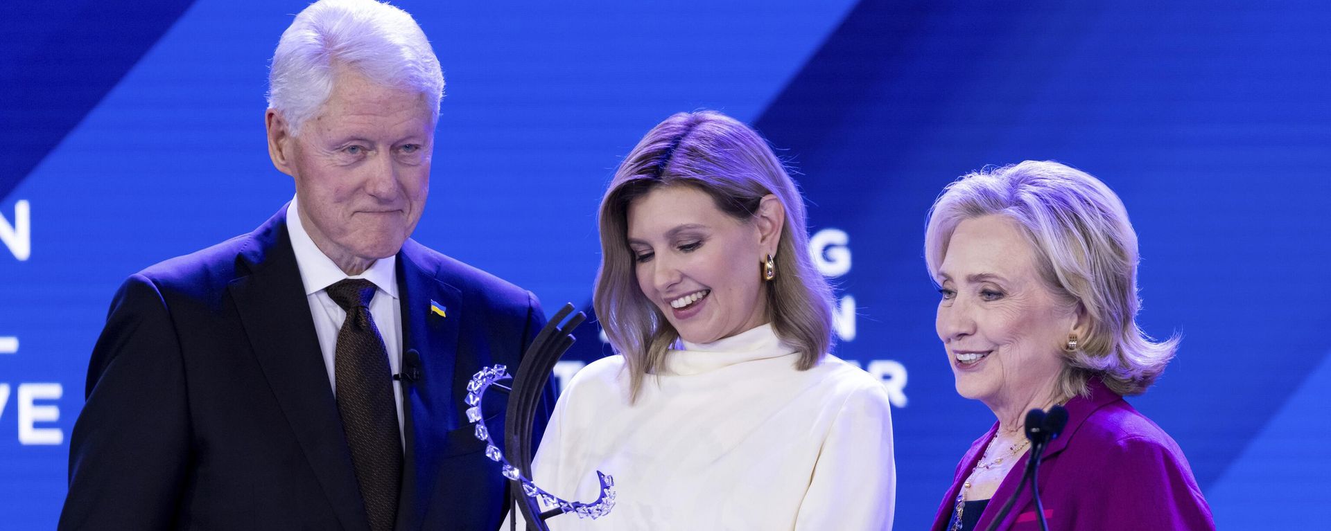 Ukraine's first lady Olena Zelenska accepts the Clinton Global Citizen Award from Bill and Hillary Clinton during the Clinton Global Initiative, Tuesday, Sept. 19, 2023 in New York Ukraine's first lady Olena Zelenska accepts the Clinton Global Citizen Award from Bill and Hillary Clinton during the Clinton Global Initiative, Tuesday, Sept. 19, 2023 in New York - Sputnik International, 1920, 06.01.2024