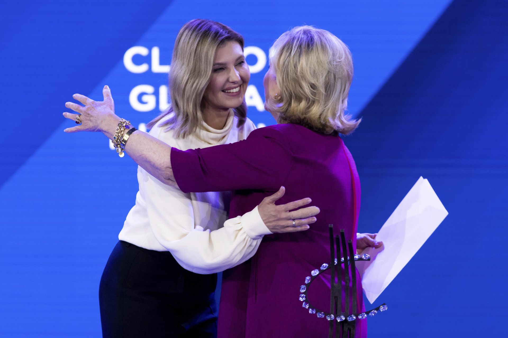 Ukraine's first lady Olena Zelenska hugs Hillary Clinton during the Clinton Global Initiative Ukraine's first lady Olena Zelenska hugs Hillary Clinton during the Clinton Global Initiative - Sputnik International, 1920, 06.01.2024