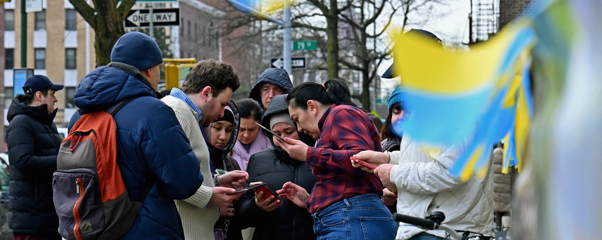 Ukrainian refugees sign in to attend a job fair in the Brooklyn borough of New York on February 01, 2023 - Sputnik International, 1920, 06.01.2024