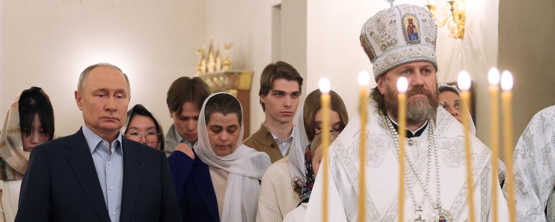 Russian President Vladimir Putin and Archbishop Foma of Odintsovo and Krasnogorsk attend the Orthodox Christmas service at the Church of the Not-Made-By-Hands Image of Christ the Saviour at Novo-Ogaryovo state residence outside Moscow, Russia Russian President Vladimir Putin and Archbishop Foma of Odintsovo and Krasnogorsk attend the Orthodox Christmas service at the Church of the Not-Made-By-Hands Image of Christ the Saviour at Novo-Ogaryovo state residence outside Moscow, Russia - Sputnik International, 1920, 07.01.2024