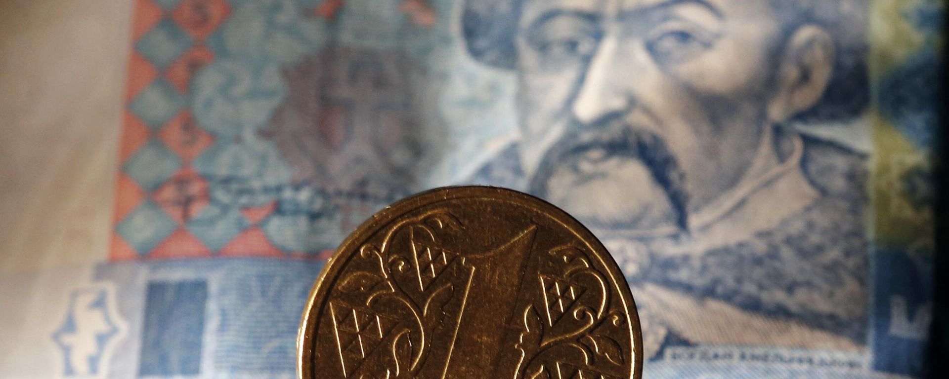 Ukrainian notes and hryvnia coin. Ukrainian notes and hryvnia coin. - Sputnik International, 1920, 20.08.2024