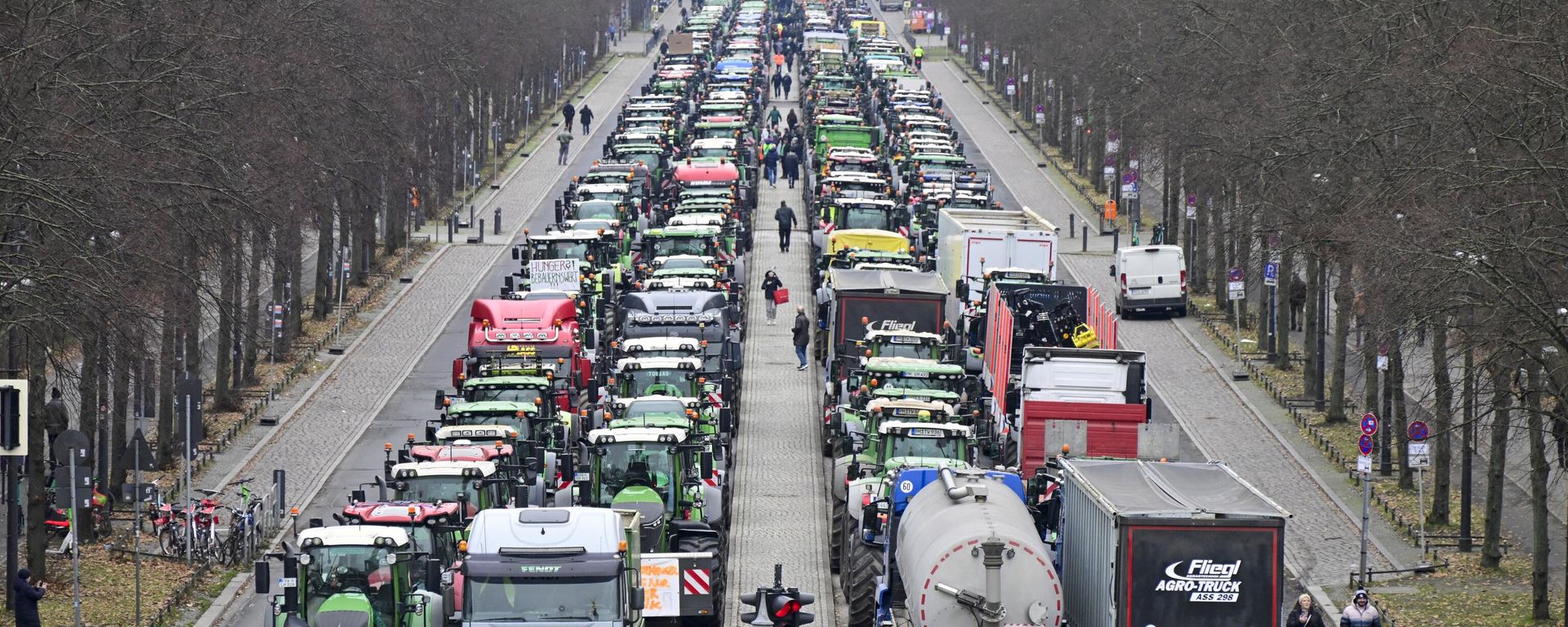 Tractors are lined up in the Strasse des 17 Juni boulevard, towards the Brandenburg Gate in Berlin, on December 18, 2023, as German farmers demonstrate against the planned abolition of subsidies for agricultural diesel. - Sputnik International, 1920, 08.01.2024