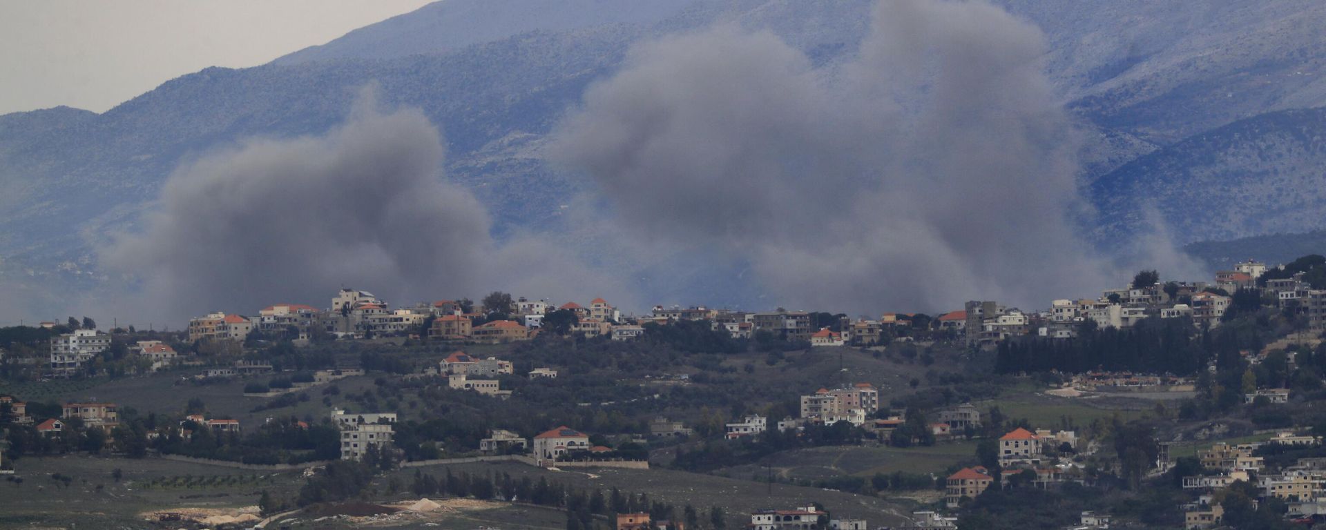 Smoke rises after Israeli air strikes on the outskirts of Khiam, a town near the Lebanese-Israeli border Smoke rises after Israeli air strikes on the outskirts of Khiam, a town near the Lebanese-Israeli border - Sputnik International, 1920, 08.01.2024