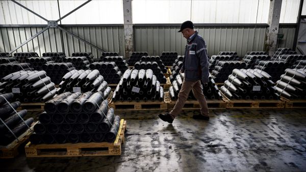 An employee walks at the workshop of the Forges de Tarbes which produces 155mm shells, the munition for French Caesar artillery guns in use by the Ukrainian armed forces, in Tarbes, southwestern France, on April 4, 2023.  - Sputnik International