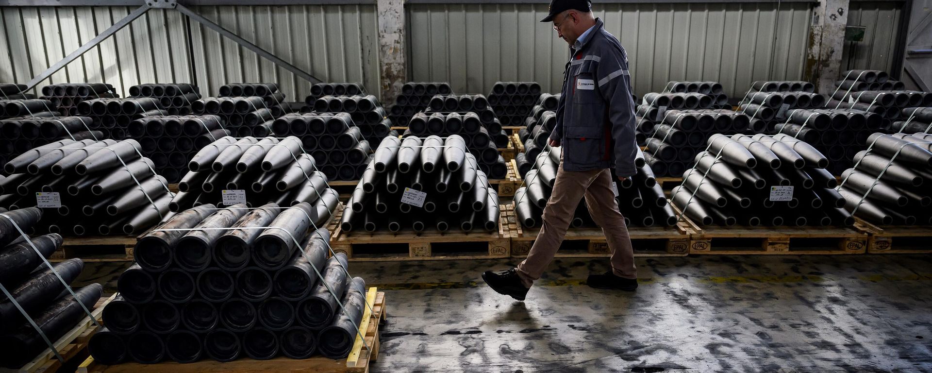 An employee walks at the workshop of the Forges de Tarbes which produces 155mm shells, the munition for French Caesar artillery guns in use by the Ukrainian armed forces, in Tarbes, southwestern France, on April 4, 2023. An employee walks at the workshop of the Forges de Tarbes which produces 155mm shells, the munition for French Caesar artillery guns in use by the Ukrainian armed forces, in Tarbes, southwestern France, on April 4, 2023. - Sputnik International, 1920, 08.01.2024
