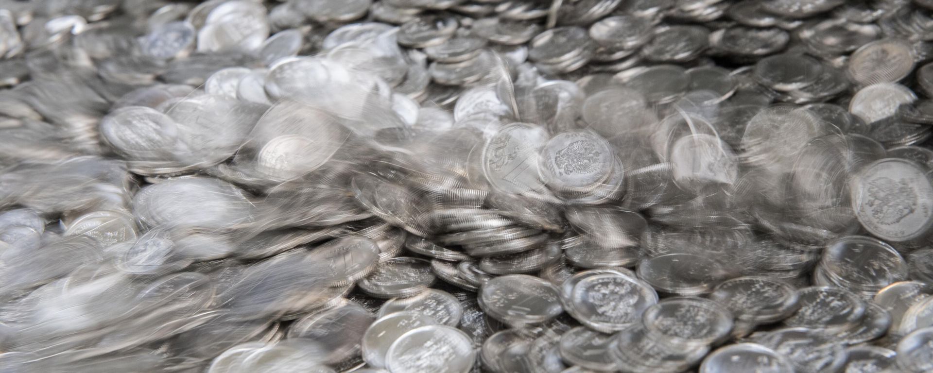 One-ruble coins at the packaging line of the Moscow Mint. - Sputnik International, 1920, 02.03.2024