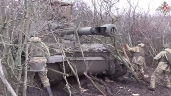 Russian Akatsiya self-propelled artillery system crews employ barrage fire tactics to eliminate Ukrainian manpower and hardware. - Sputnik International