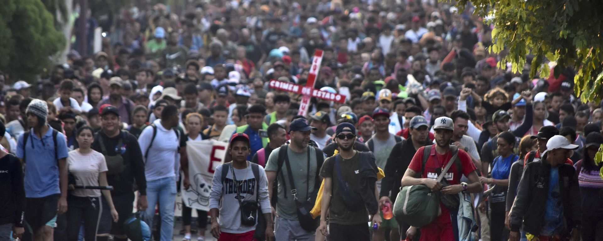 Migrants from Central and South America take part in a caravan attempting to reach the Mexico-US border, while carrying out a viacrucis to protest for the death of 40 migrants in a fire at a detention center in the northern city of Juarez, in Tapachula, Chiapas state, southern Mexico, on April 23, 2023 - Sputnik International, 1920, 23.01.2024