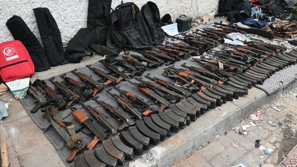 Weapons that the Israeli Army says were left behind by Hamas militants in the Al-Shifa hospital, are displayed at the medical complex in Gaza City in the northern Gaza Strip, amid continuing battles between Israel and the Palestinian militant group Hamas, on November 22, 2023 - Sputnik International