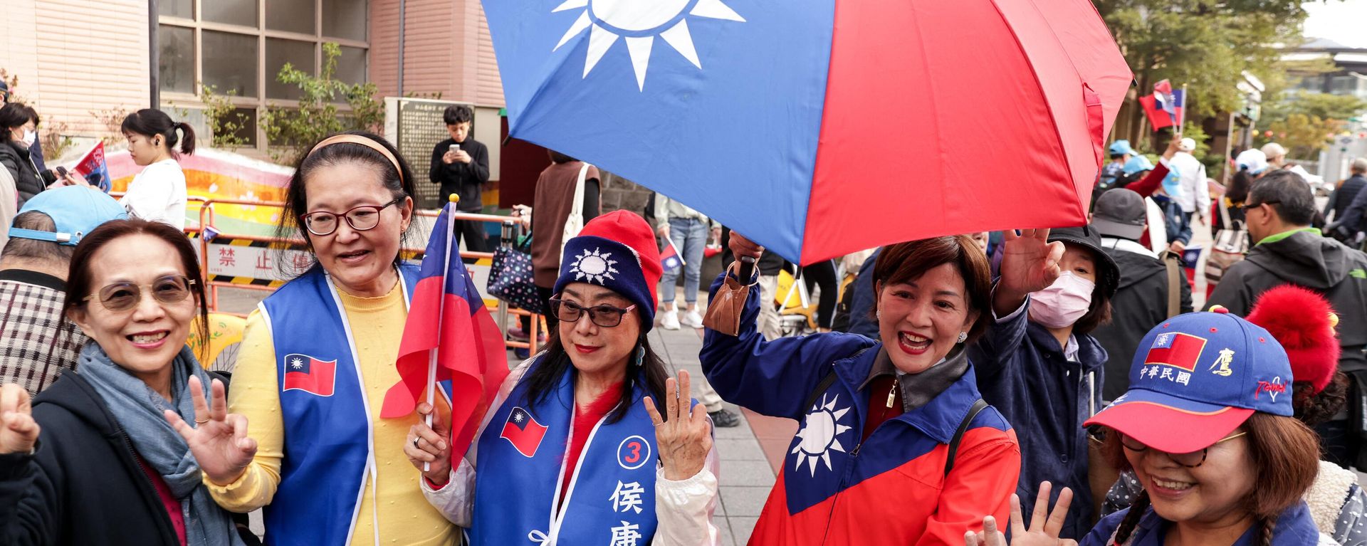 Supporters gather to support KMT candidate Hou Yu-ih outside of a local temple in Taipei on January 9, 2024.  - Sputnik International, 1920, 10.01.2024