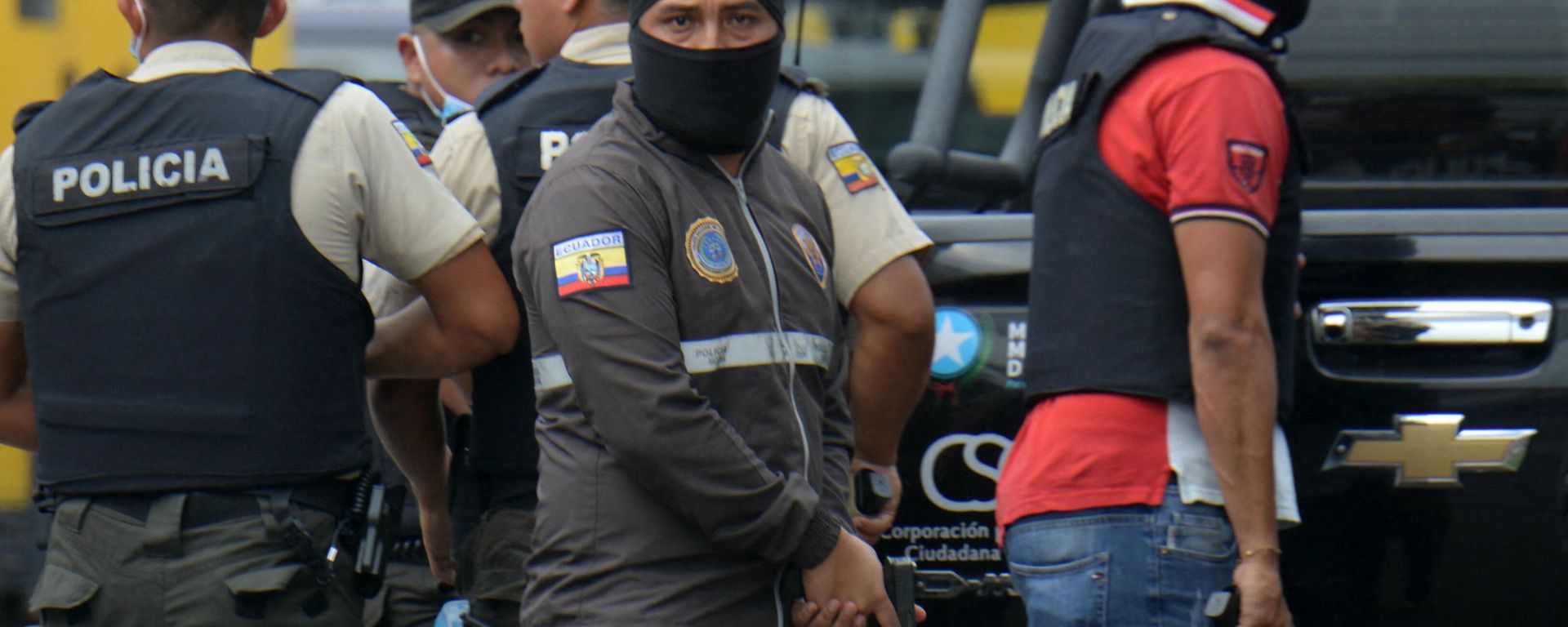 Ecuadorean police members take position outside the premises of Ecuador's TC television channel after unidentified gunmen burst into the state-owned television studio live on air on January 9, 2024, in Guayaquil, Ecuador, a day after Ecuadorean President Daniel Noboa declared a state of emergency following the escape from prison of a dangerous narco boss. Gunshots rang out on live TV in violence-torn Ecuador as armed men carrying rifles and grenades stormed the studio shortly after gangsters vowed a war against the president's plans to reclaim control from narcoterrorists. Ecuadorean police members take position outside the premises of Ecuador's TC television channel after unidentified gunmen burst into the state-owned television studio live on air on January 9, 2024, in Guayaquil, Ecuador, a day after Ecuadorean President Daniel Noboa declared a state of emergency following the escape from prison of a dangerous narco boss. Gunshots rang out on live TV in violence-torn Ecuador as armed men carrying rifles and grenades stormed the studio shortly after gangsters vowed a war against the president's plans to reclaim control from narcoterrorists. - Sputnik International, 1920, 09.01.2024