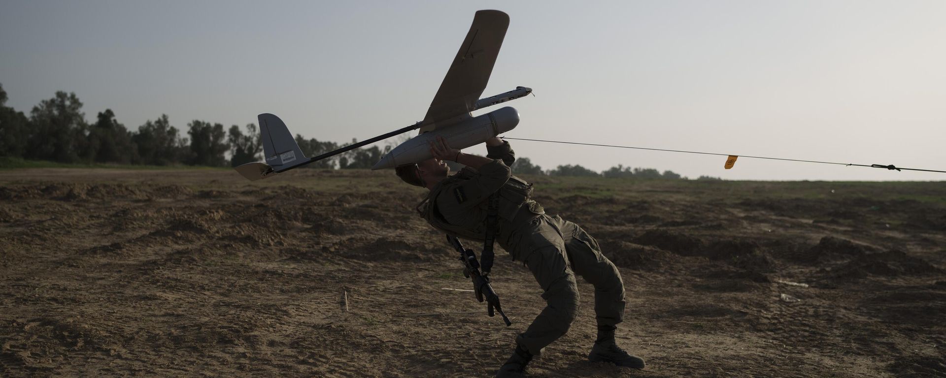 An Israeli soldier launches a drone near the Israeli-Gaza border in southern Israel, January 2024. An Israeli soldier launches a drone near the Israeli-Gaza border in southern Israel, January 2024. - Sputnik International, 1920, 07.01.2025