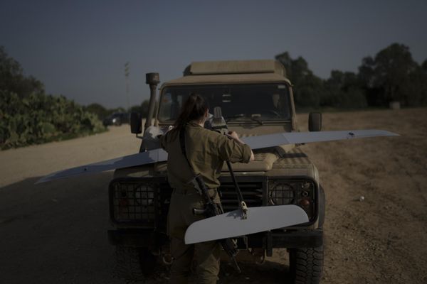 An Israeli soldier checks a reconnaissance drone to ensure it's in working order somewhere near the Israel-Gaza border. - Sputnik International