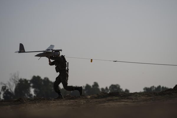 An Israeli soldier prepares to launch a drone near the Israeli-Gaza border. - Sputnik International