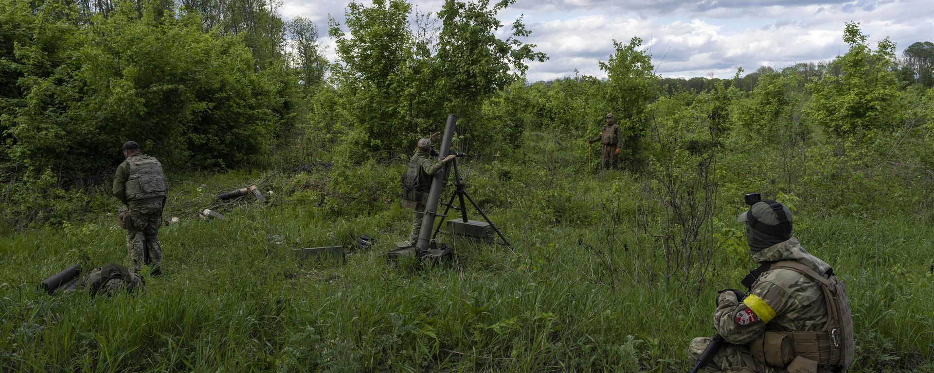 Украинские военнослужащие в сопровождении членов Иностранного легиона под Харьковом. Архивное фото Украинские военнослужащие в сопровождении членов Иностранного легиона под Харьковом. Архивное фото - Sputnik International, 1920, 21.11.2024