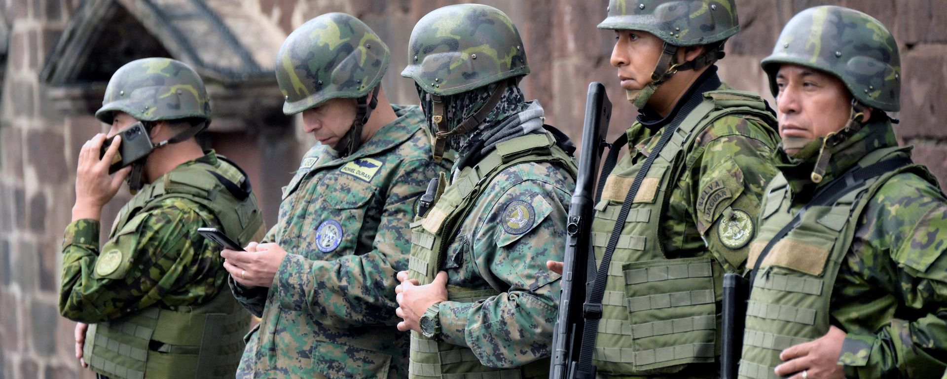 Security forces stand guard outside of Carondelet Palace in Quito on January 10, 2024, as Ecuador remains in a state of emergency following the escape from prison of a dangerous narco boss. Ecuador's president Daniel Noboa gave orders on Tuesday to neutralize criminal gangs after gunmen stormed and opened fire in a TV studio, as bandits threatened random executions on a second day of terror in the country. Gangs declared war on the government after Noboa announced a state of emergency following the prison escape on January 7 of one of Ecuador's most powerful narco bosses. - Sputnik International, 1920, 10.01.2024