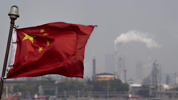 This picture taken on March 22, 2018 shows a Chinese flag fluttering in front of the Shanghai Gaoqiao Company Refinery in Shanghai.  - Sputnik International