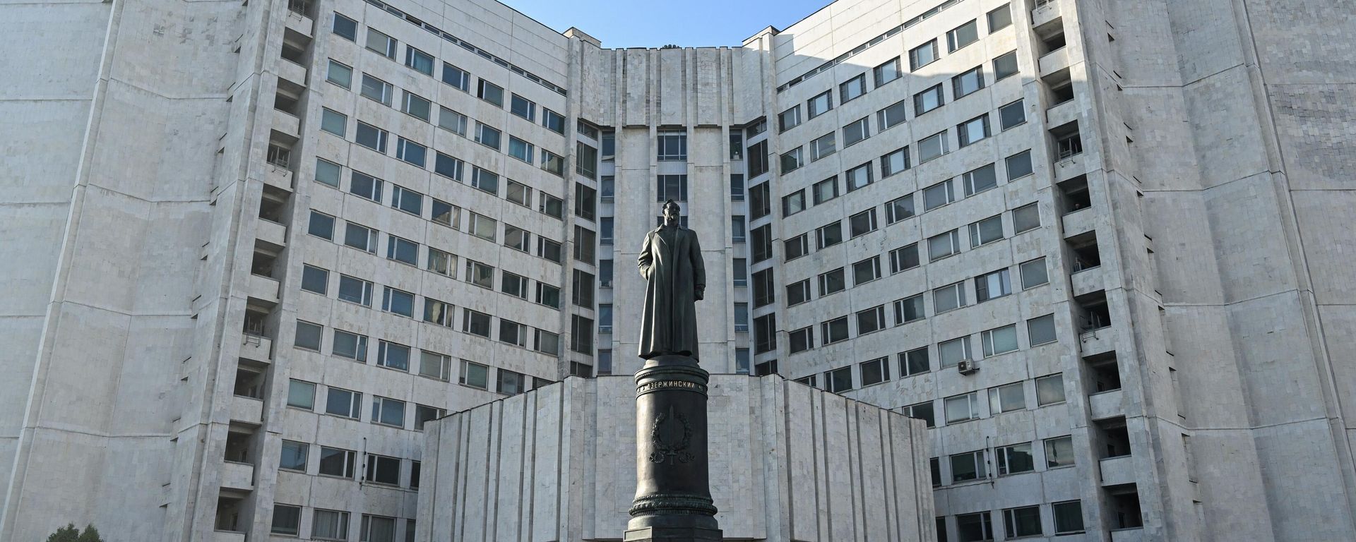 A view shows the monument dedicated to the founder of Soviet security services, Felix Dzerzhinsky, at the headquarters of the Russian Foreign Intelligence Service in Moscow, Russia. A view shows the monument dedicated to the founder of Soviet security services, Felix Dzerzhinsky, at the headquarters of the Russian Foreign Intelligence Service in Moscow, Russia. - Sputnik International, 1920, 24.04.2025