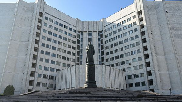 A view shows the monument dedicated to the founder of Soviet security services, Felix Dzerzhinsky, at the headquarters of the Russian Foreign Intelligence Service in Moscow, Russia. - Sputnik International