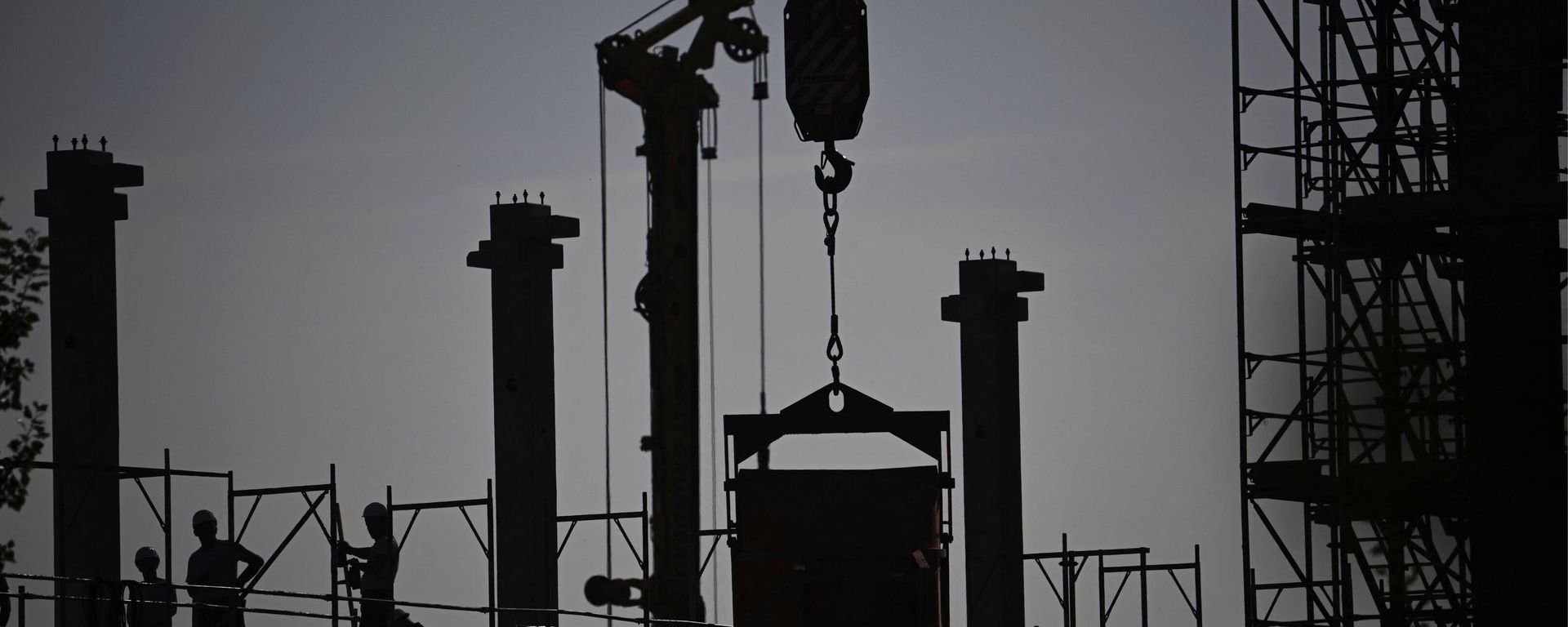 Construction workers are silhouetted against the sky at a construction site in Berlin on September 26, 2023. Construction workers are silhouetted against the sky at a construction site in Berlin on September 26, 2023. - Sputnik International, 1920, 11.01.2024