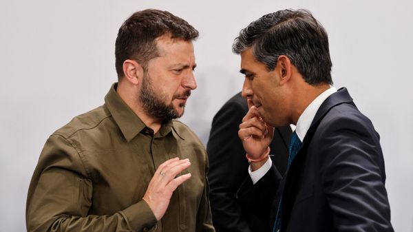 Ukraine's President Volodymyr Zelensky (L) speaks with British Prime Minister Rishi Sunak at the start of a plenary session of the European Political Community summit at the Palacio de Congreso in Granada, southern Spain on October 5, 2023.  - Sputnik International